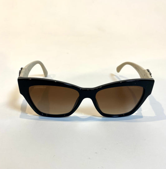 CHANEL monochrome sunglasses